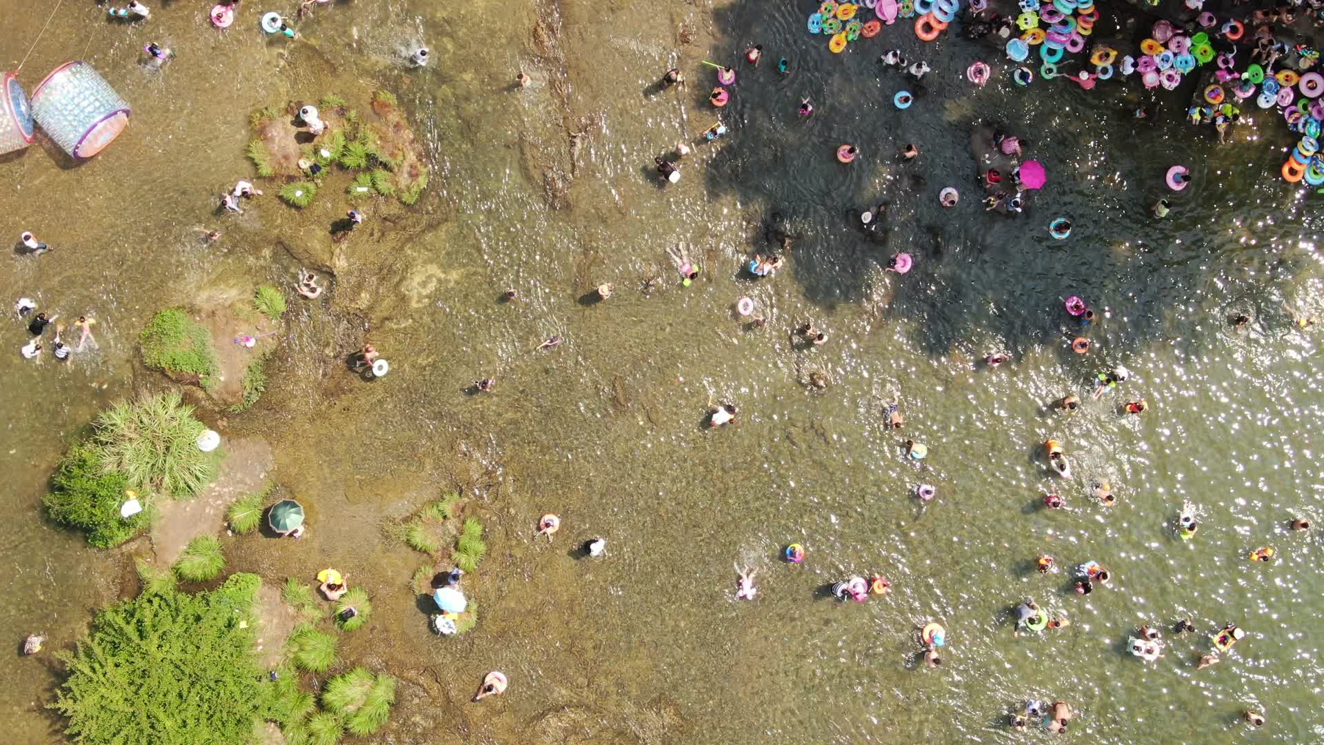 俯拍夏日河中游泳人群视频的预览图