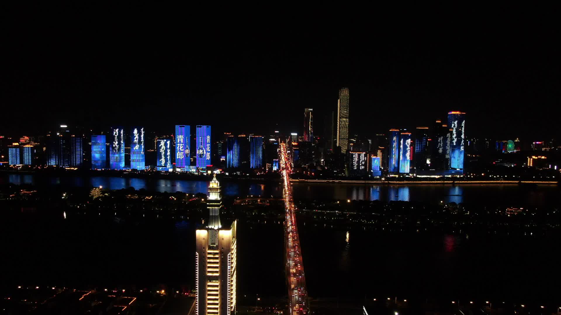 航拍湖南长沙湘江橘子洲大桥夜景视频的预览图