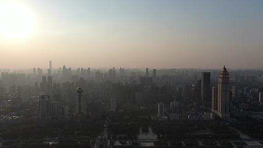 4K航拍湖北武汉清晨晨雾唯美城市高楼视频的预览图