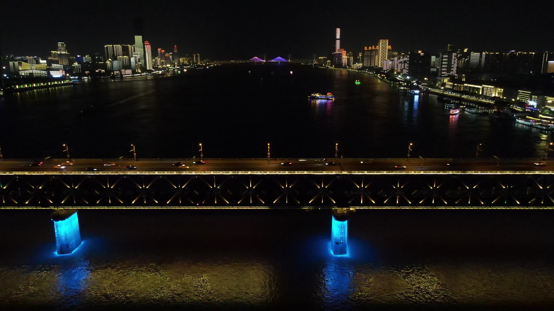 航拍湖北武汉长江大桥夜间交通特写视频视频的预览图