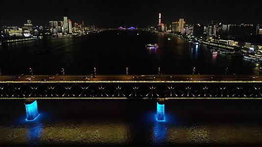 航拍湖北武汉长江大桥夜间交通特写视频视频的预览图