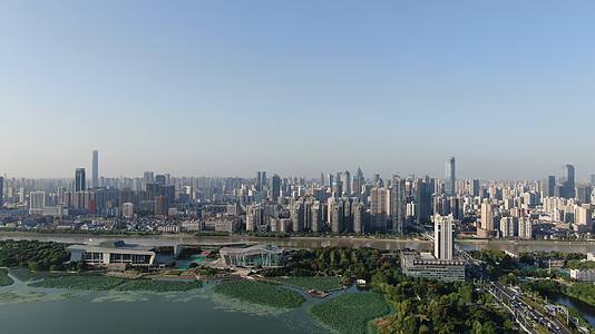 航拍湖北武汉汉口城市天际线视频的预览图