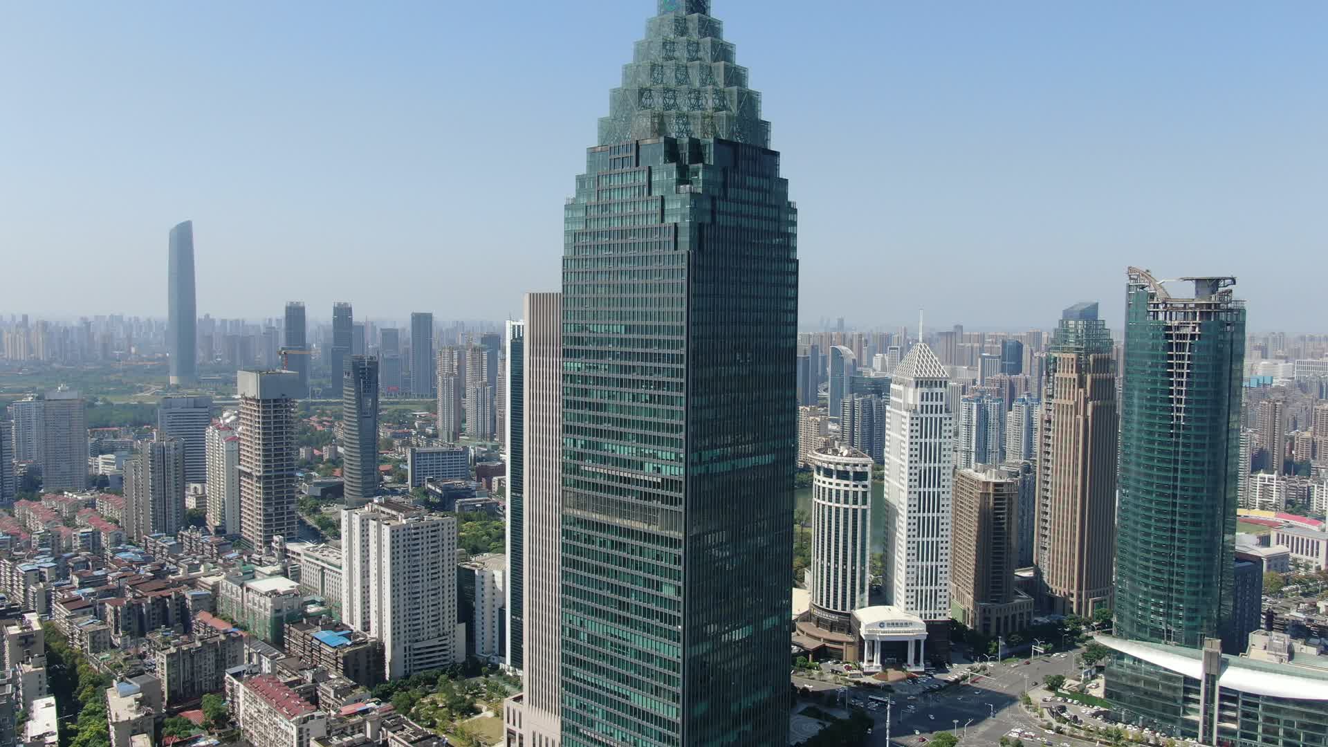 航拍湖北武汉汉口金融中心中银大厦视频的预览图