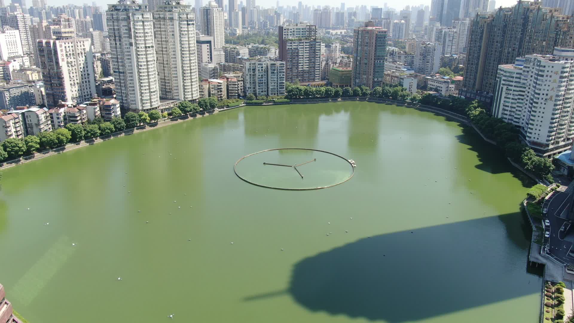 航拍湖北武汉汉口金融中心喷泉公园视频的预览图