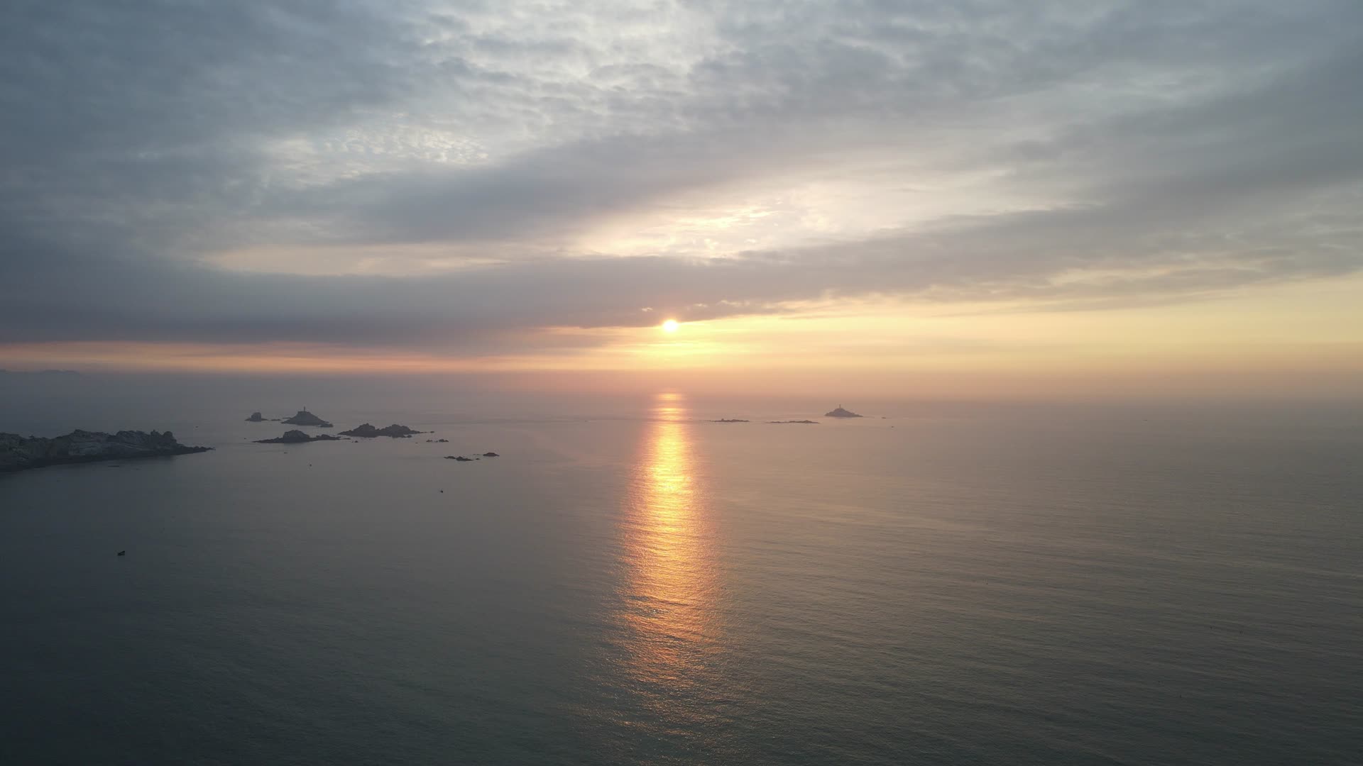 航拍大海海上日出彩霞视频的预览图