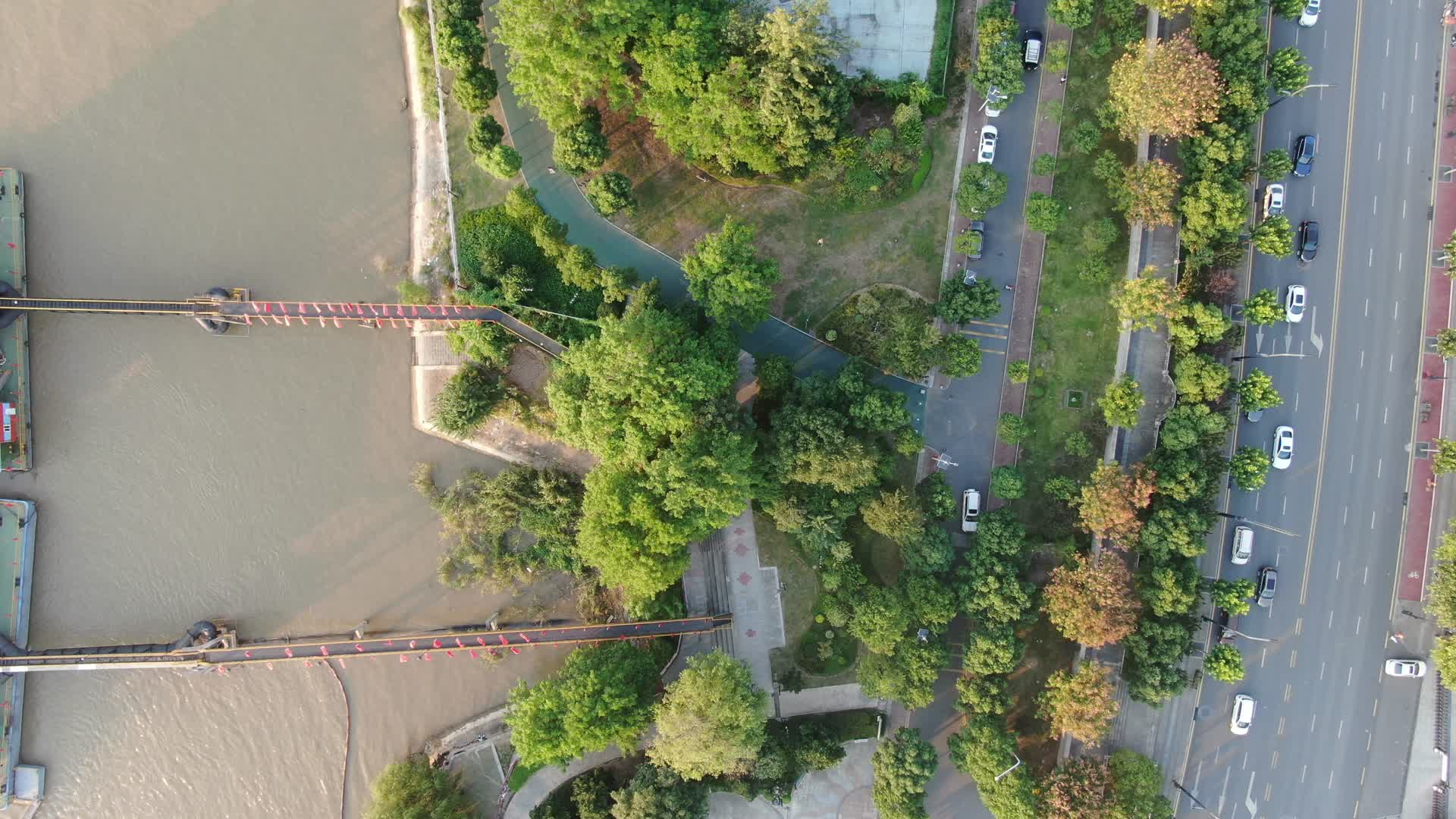 航拍湖北武汉江滩休闲广场视频的预览图