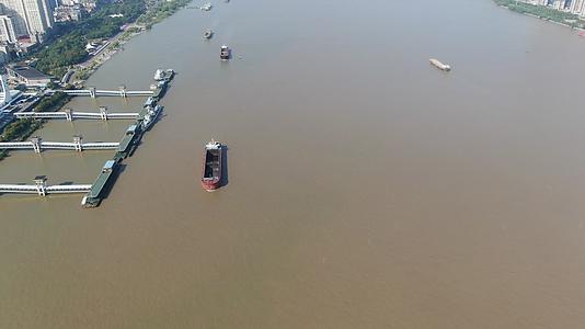 航拍湖北武汉长江航运船只码头视频的预览图