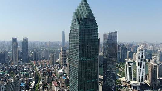 湖北武汉中银大厦高楼航拍4K视频的预览图