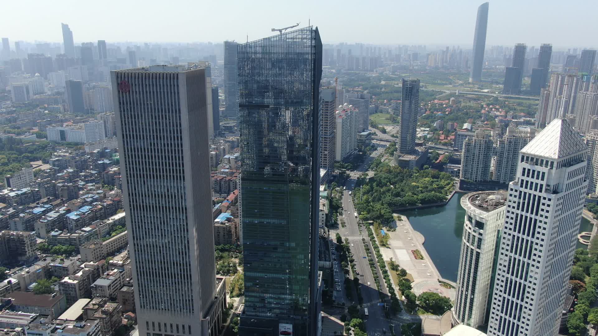 航拍湖北武汉汉口金融中心CBD高楼视频的预览图