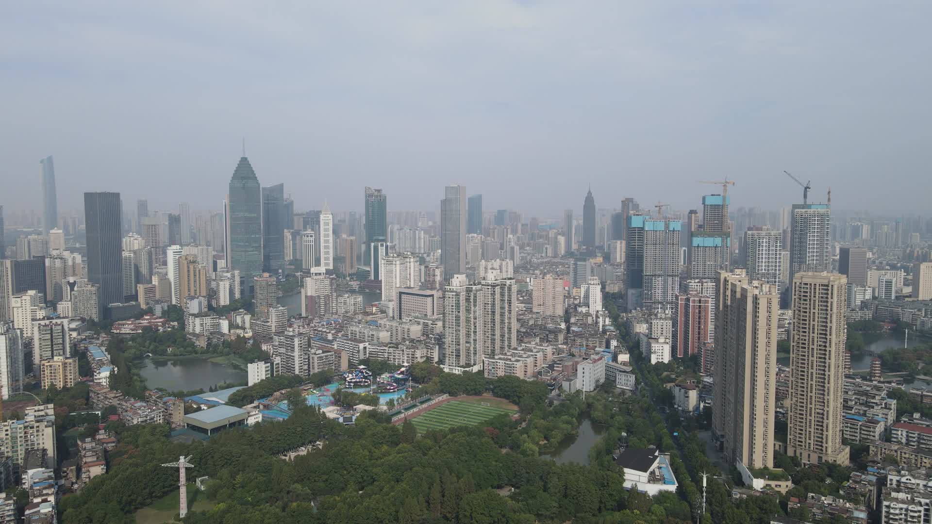 4K航拍湖北武汉汉口金融中心视频的预览图