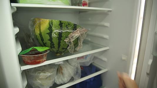 打开冰箱储存食物保鲜视频的预览图