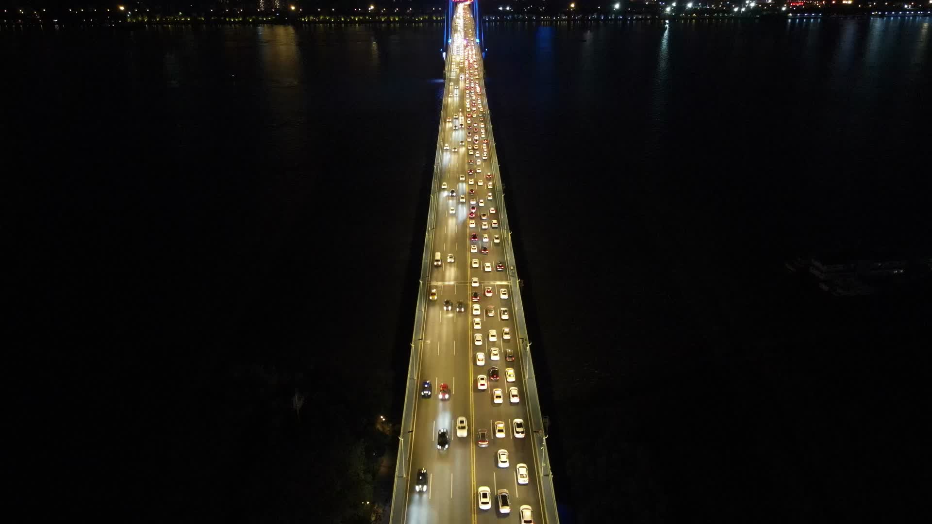 4K航拍湖北武汉长江大桥夜间车流视频的预览图