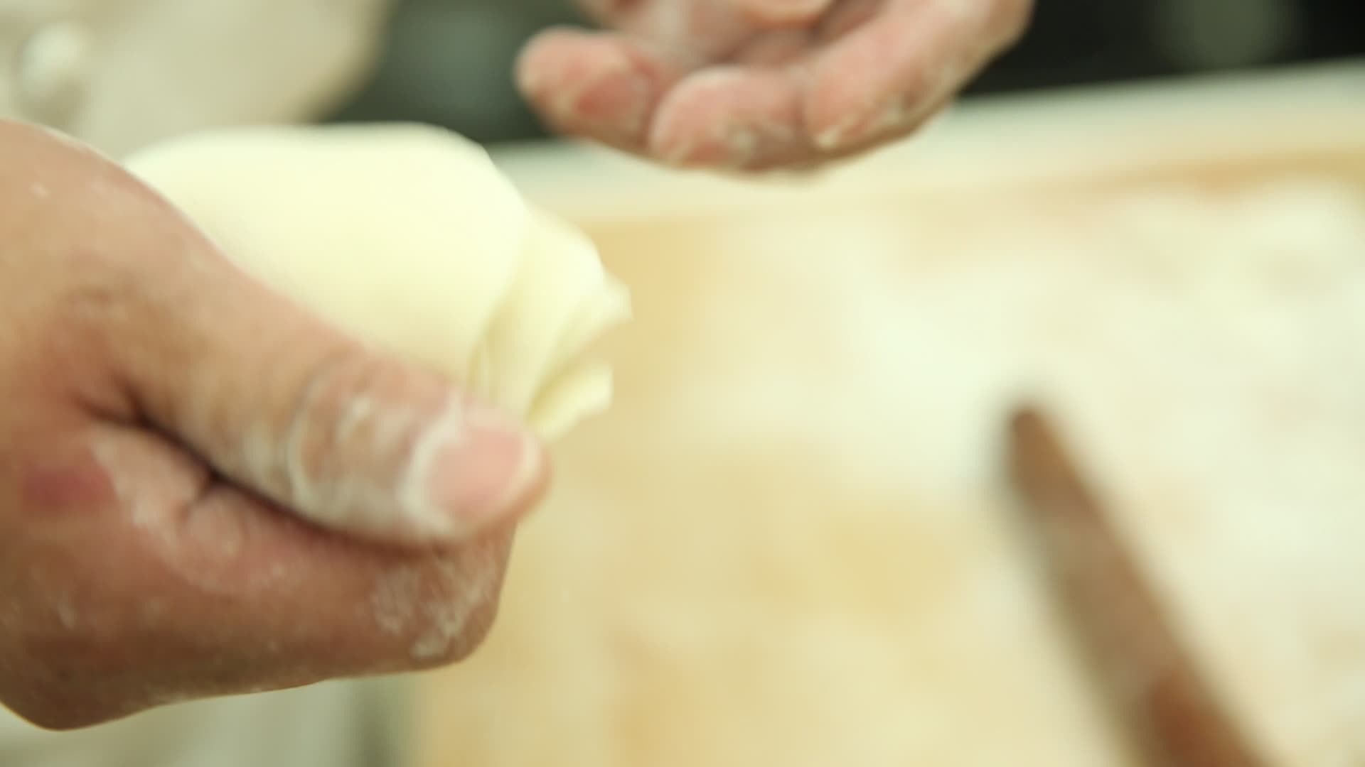 大厨包饺子揪剂子视频的预览图