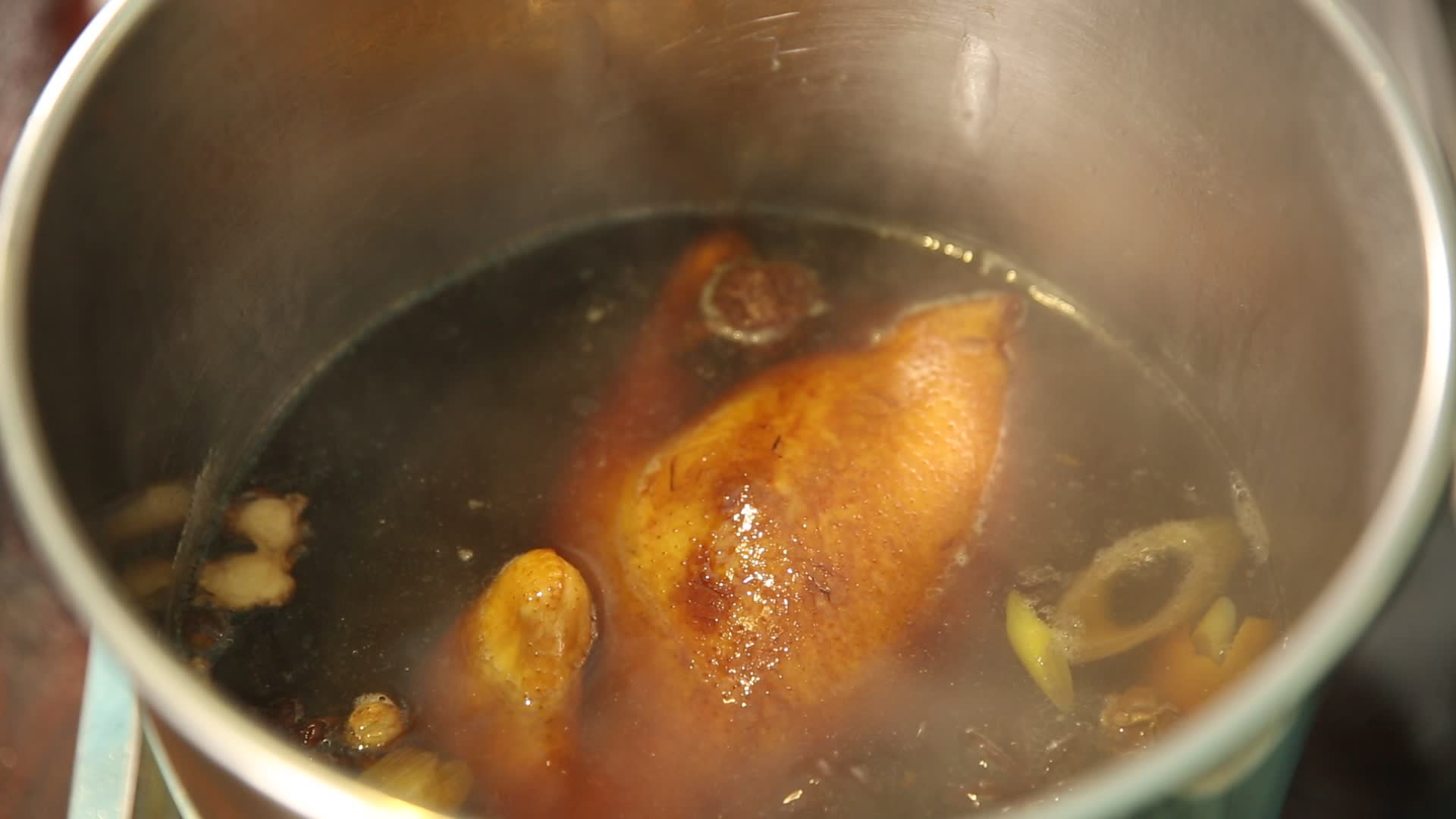 大锅炖煮烧鸡熟食视频的预览图