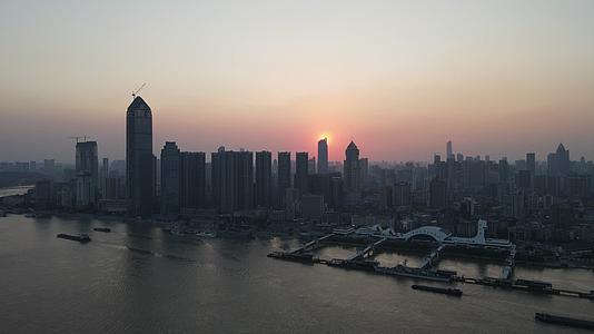 航拍湖北武汉汉口日落夕阳城市剪影视频的预览图