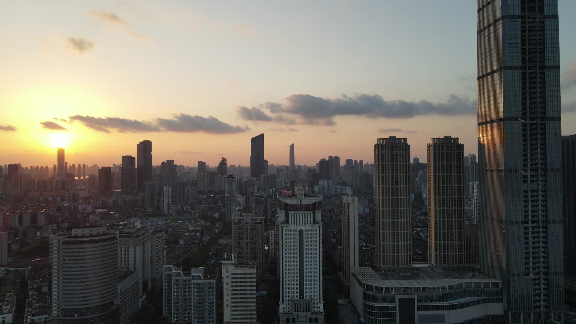湖北武汉城市日落晚霞航拍4K视频的预览图