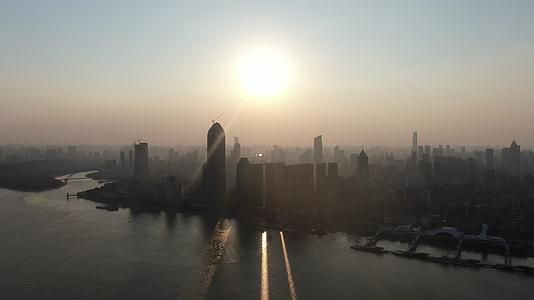 4K航拍湖北武汉清晨晨雾唯美城市高楼视频的预览图