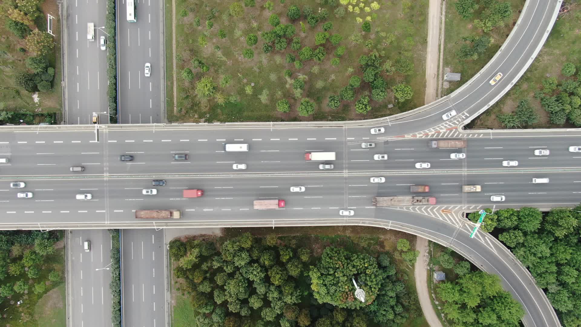航拍城市高架桥车来车往视频的预览图