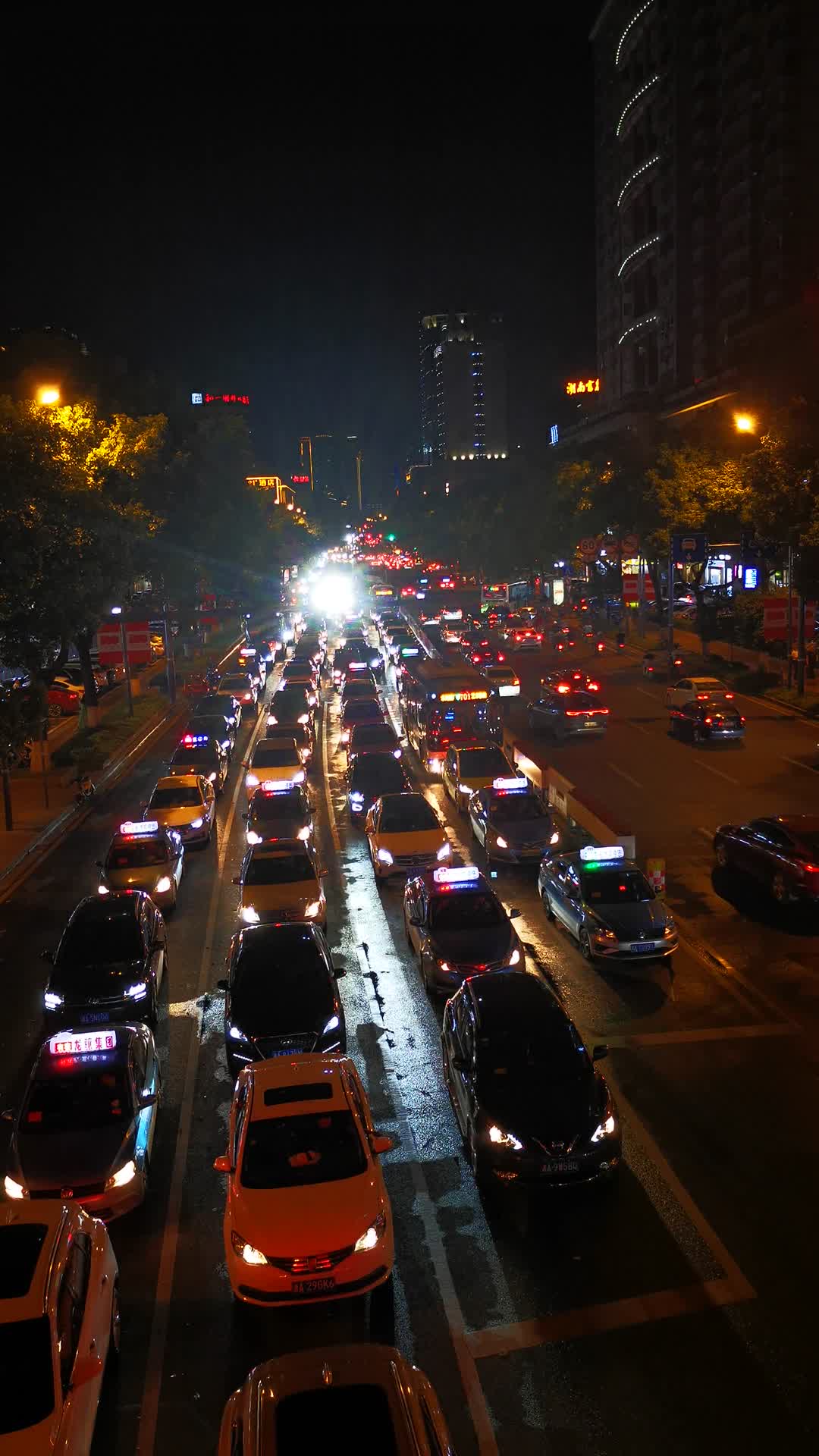 实拍城市夜晚拥堵交通车辆行驶视频的预览图