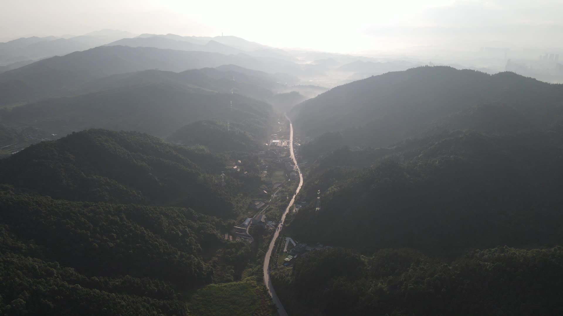 航拍湖南怀化山谷乡村公路视频的预览图