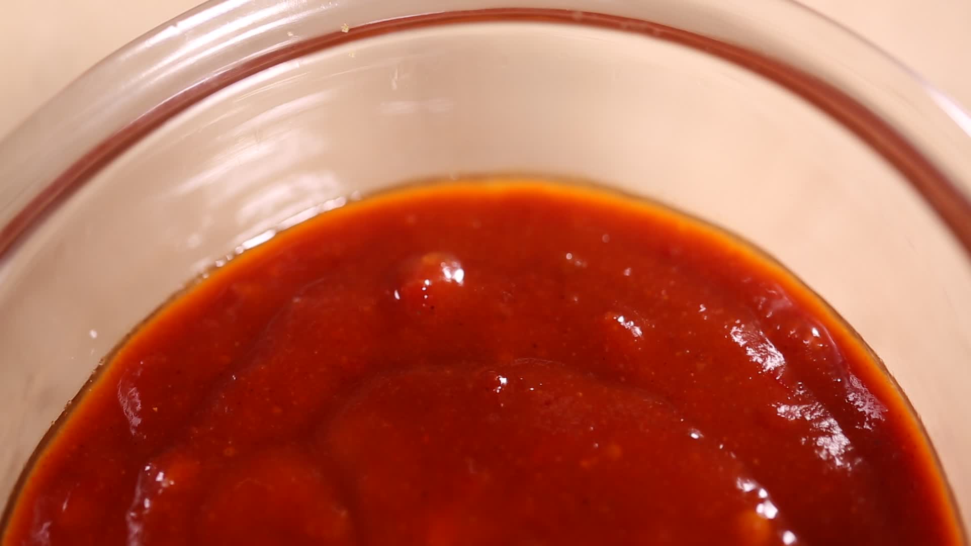 番茄酱西红柿酱辣椒酱视频的预览图
