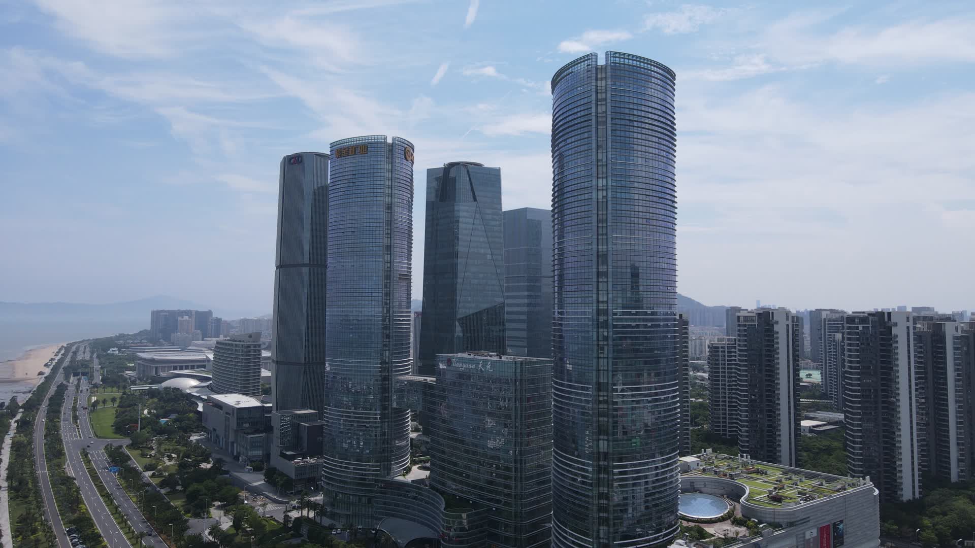 4K航拍福建厦门国际金融中心中航紫金广场视频的预览图