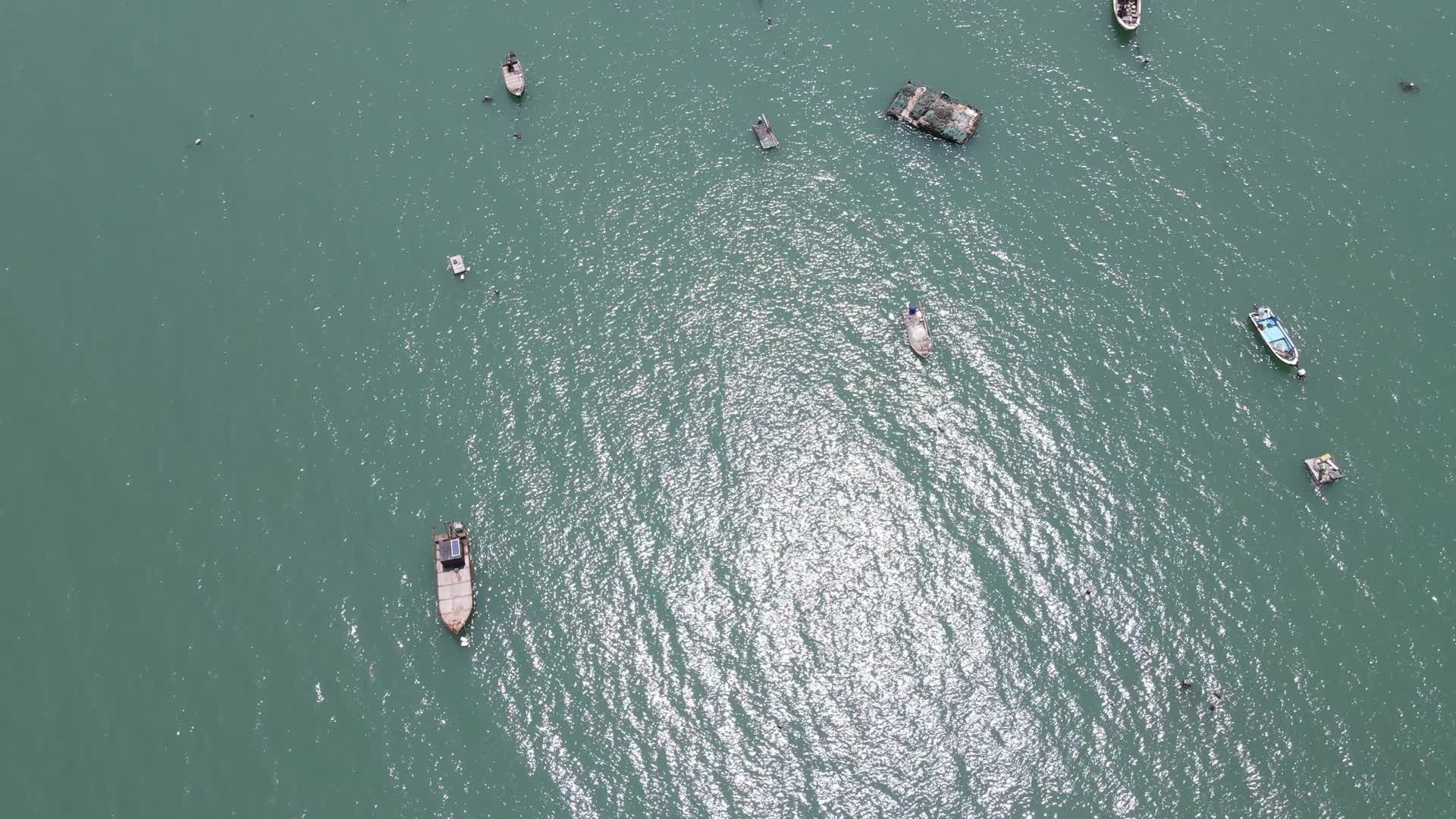 俯拍蓝色海洋自然风景视频的预览图