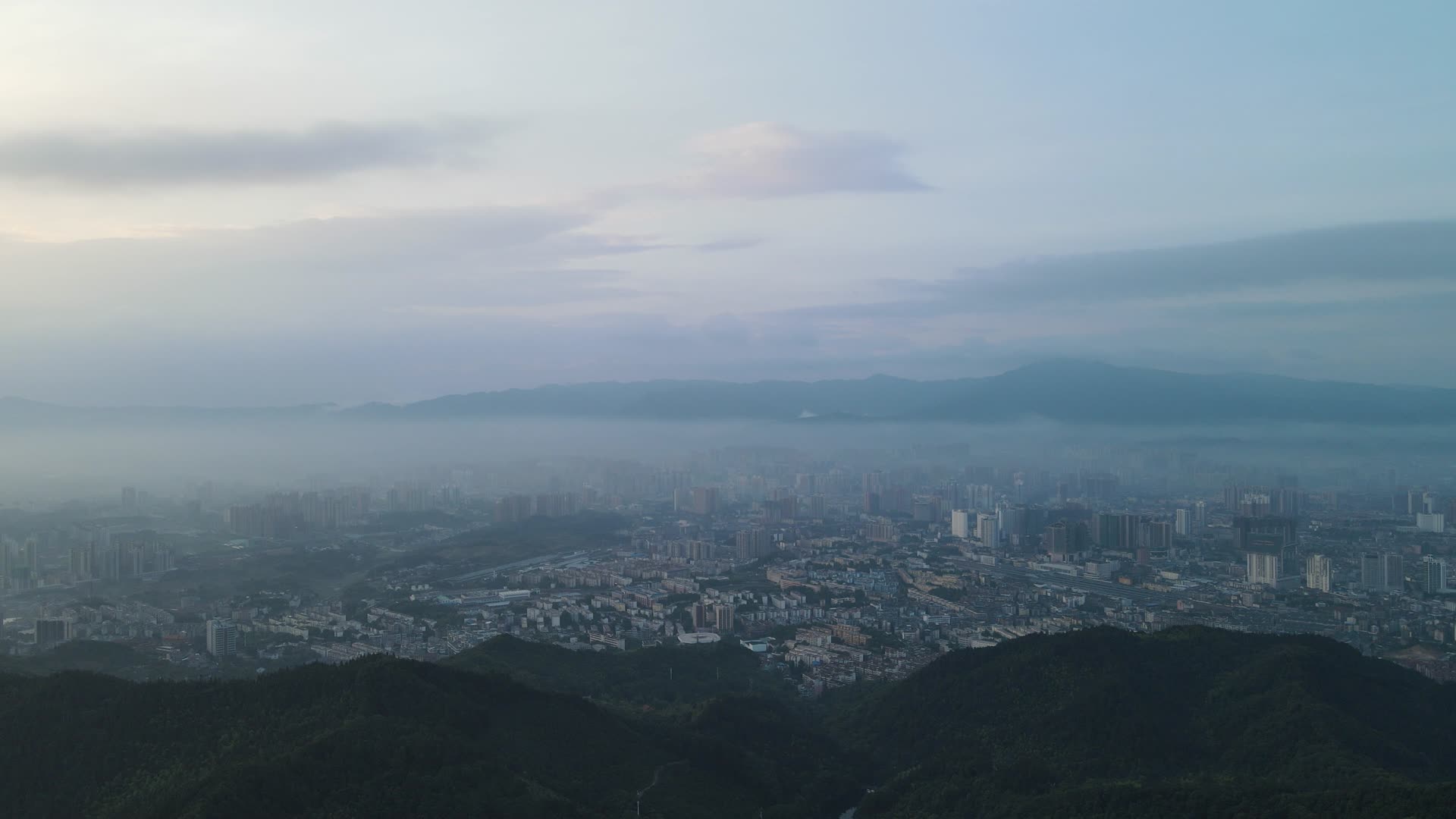 航拍城市清晨迷雾视频的预览图