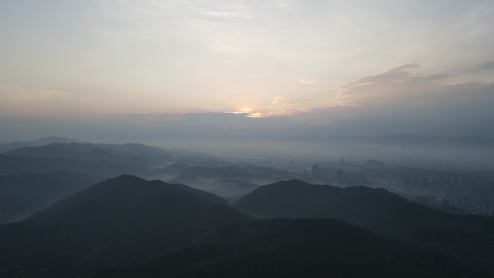 航拍大山云雾清晨日出视频的预览图