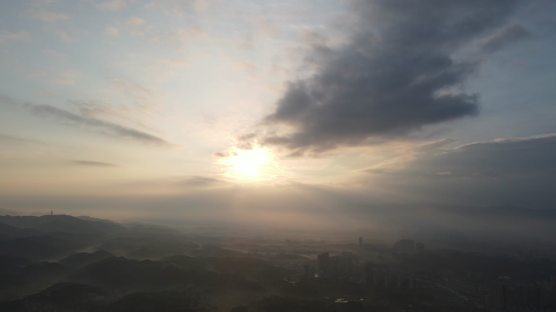 航拍城市清晨日出彩霞视频的预览图