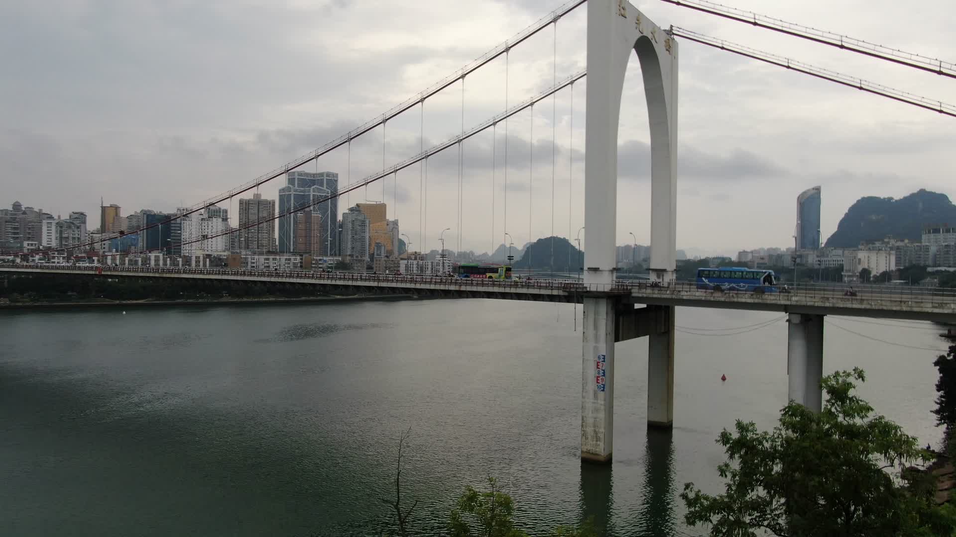 4K航拍广西柳州红光大桥视频的预览图