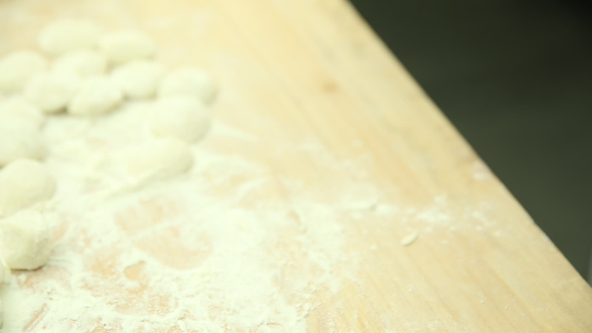 擀面杖擀皮包饺子视频的预览图