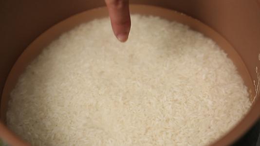 高压锅焖米饭视频的预览图