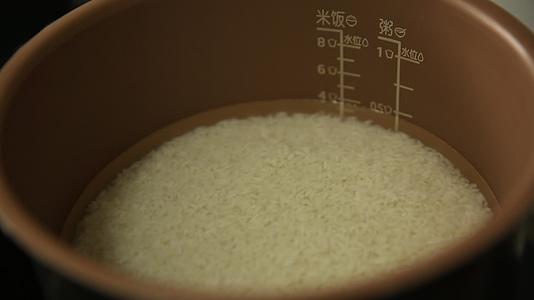 高压锅焖米饭视频的预览图