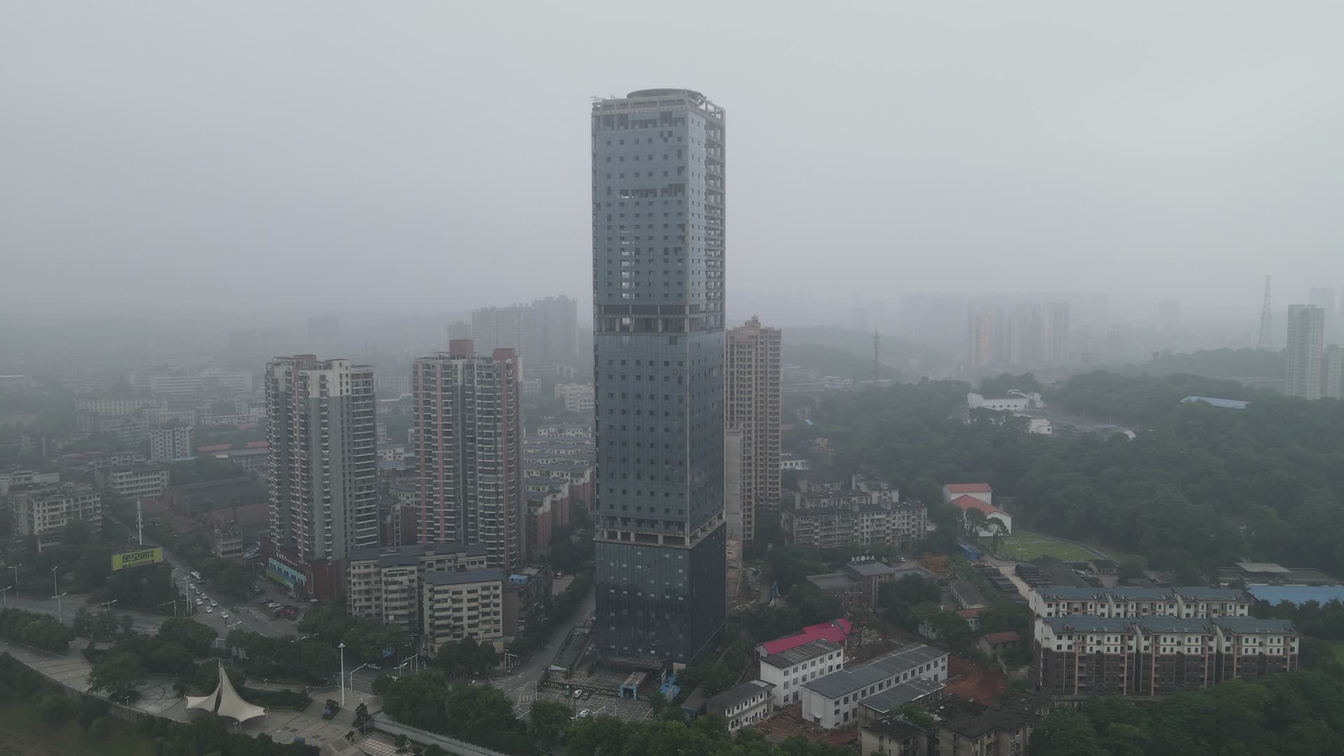 航拍湖南衡阳第一高楼视频的预览图