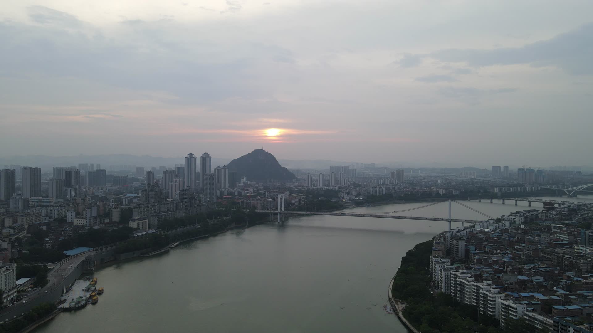 4K航拍广西柳州城市日出视频的预览图