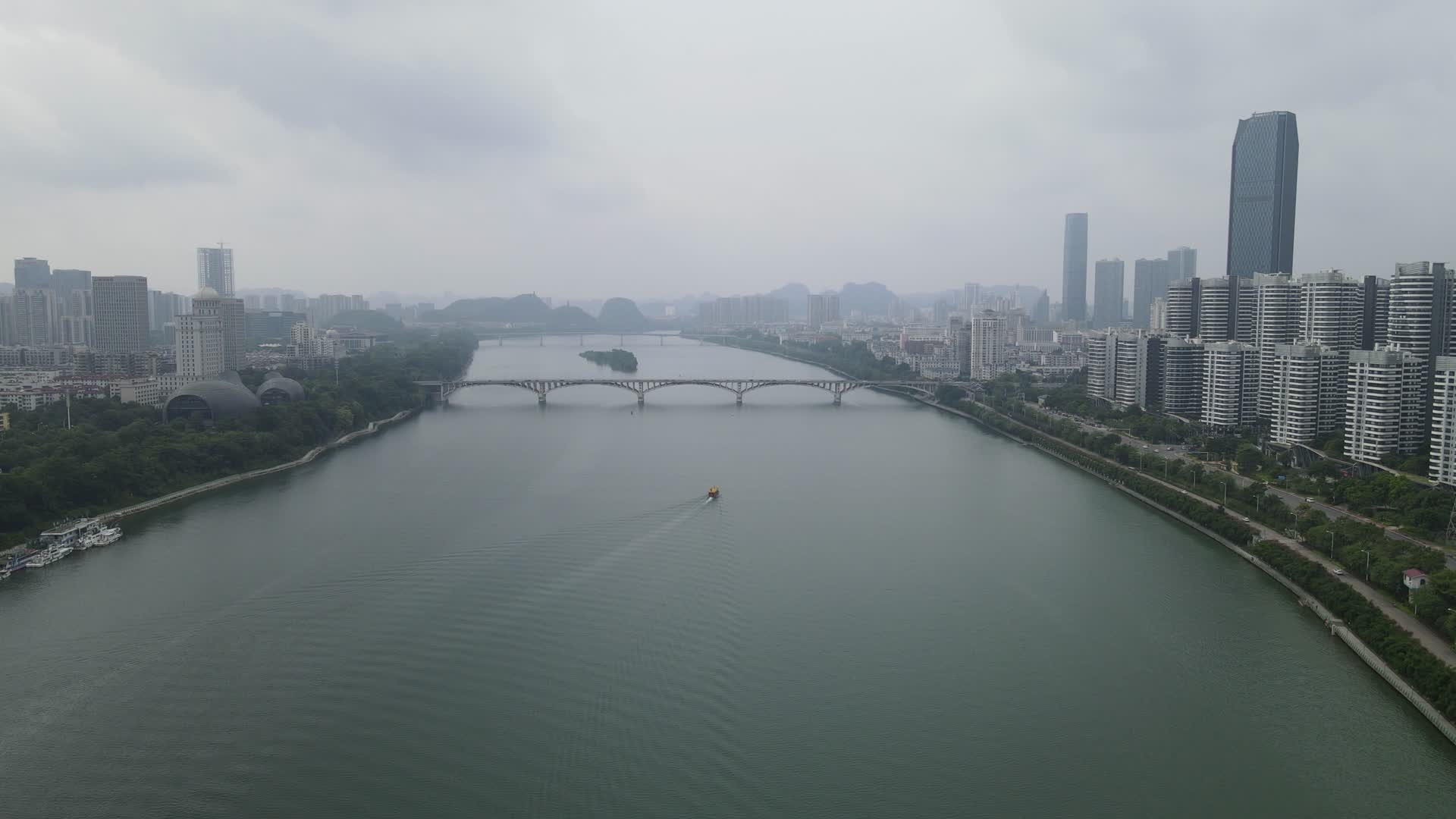 4K航拍广西柳州柳江风光文昌大桥视频的预览图