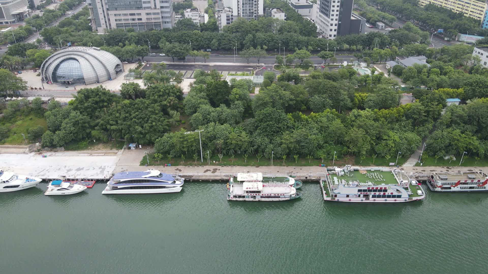 4K航拍广西柳州柳江东堤码头视频的预览图
