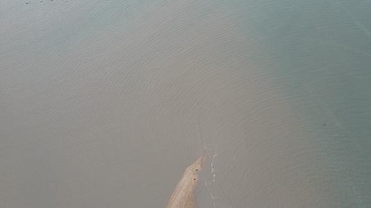 俯拍海上月牙湾沙滩视频的预览图