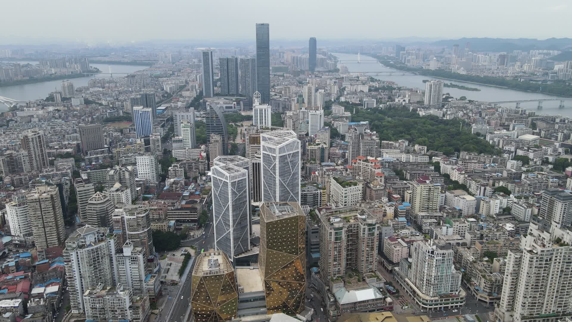 4K航拍广西柳州城中区城市建筑视频的预览图