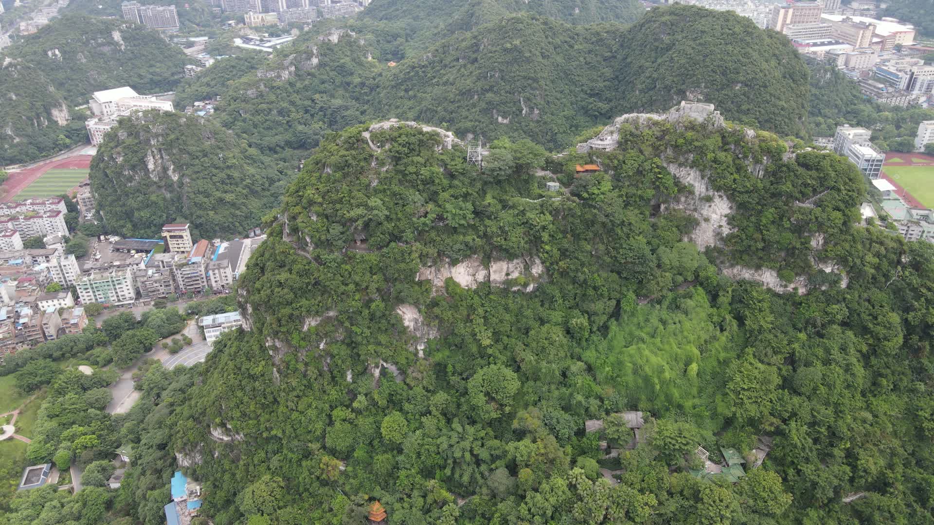 4K航拍广西柳州城市高山视频的预览图
