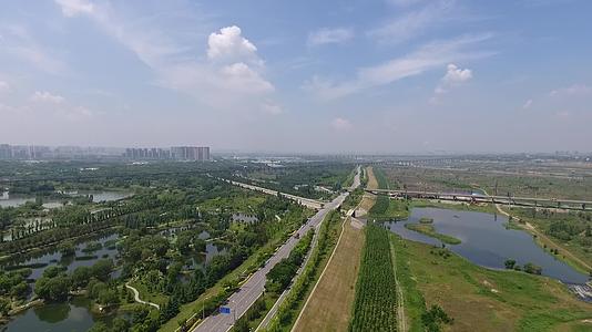航拍西安渭河湿地河提路视频的预览图