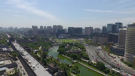 航拍西安永宁门城墙护城河视频的预览图