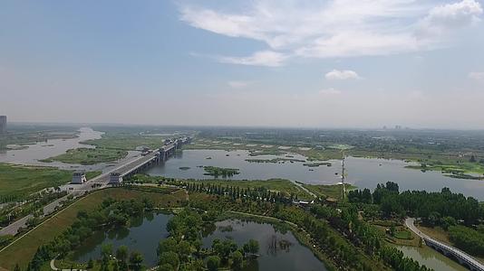 航拍西安渭河湿地公园视频的预览图