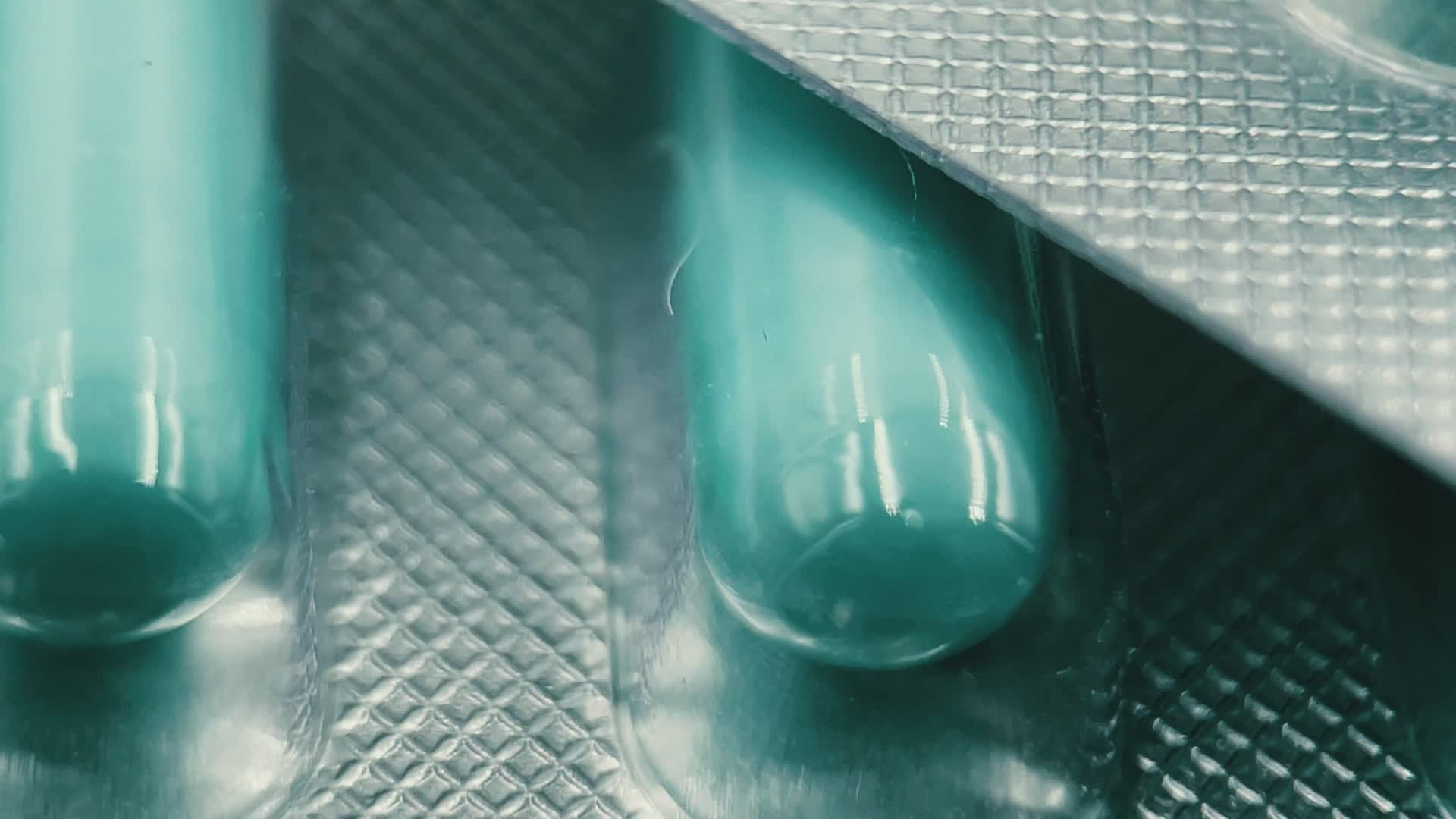 蓝色胶囊锡纸药品视频的预览图