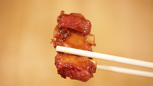 筷子夹起排骨肉视频的预览图