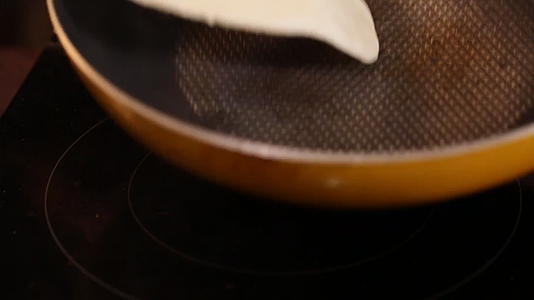 烙饼薄饼千层饼油酥饼视频的预览图