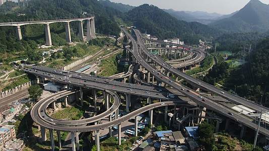 航拍贵州黔春立交桥交通视频的预览图