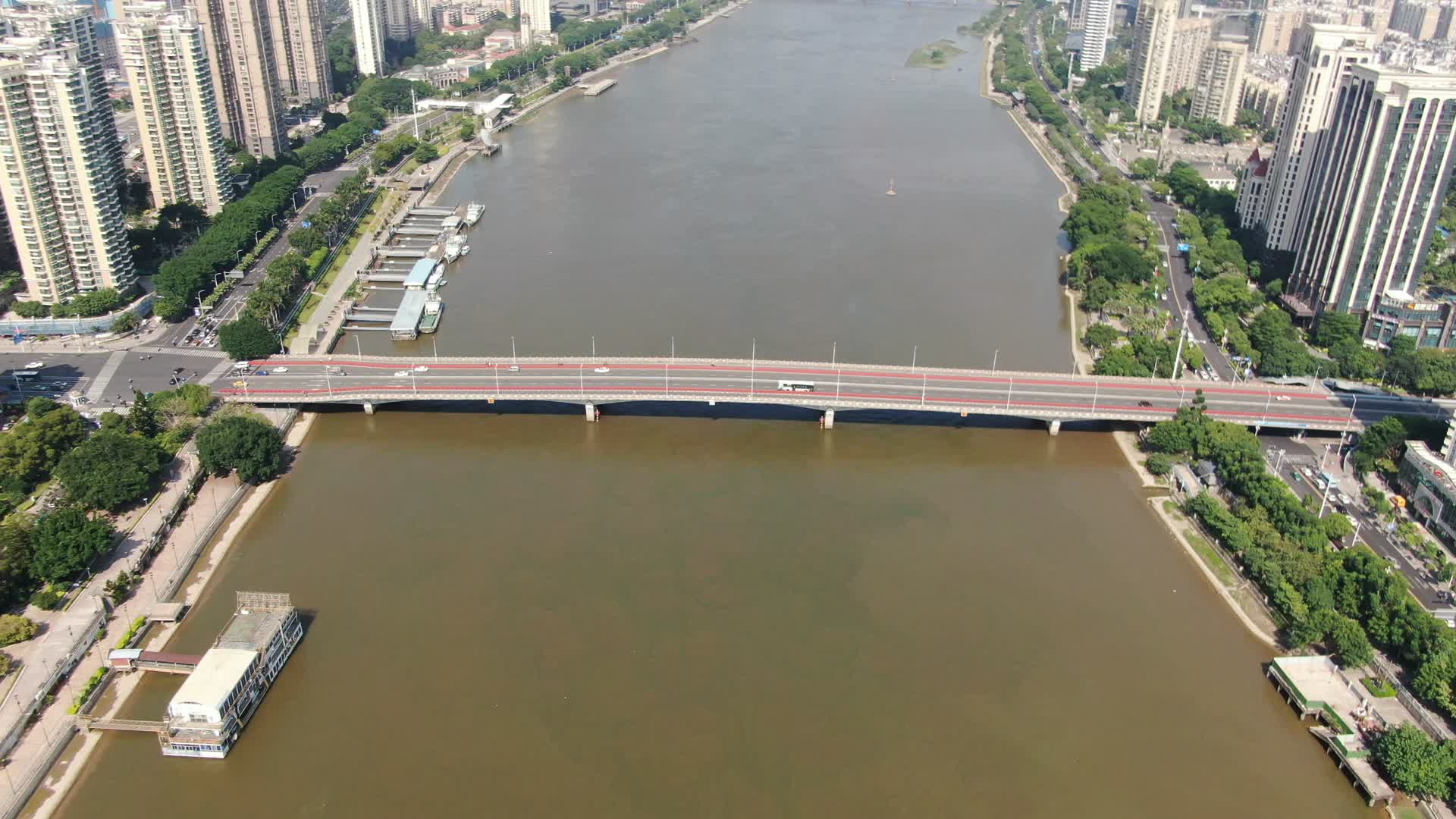 航拍福建福州闽江两岸城市风光视频的预览图