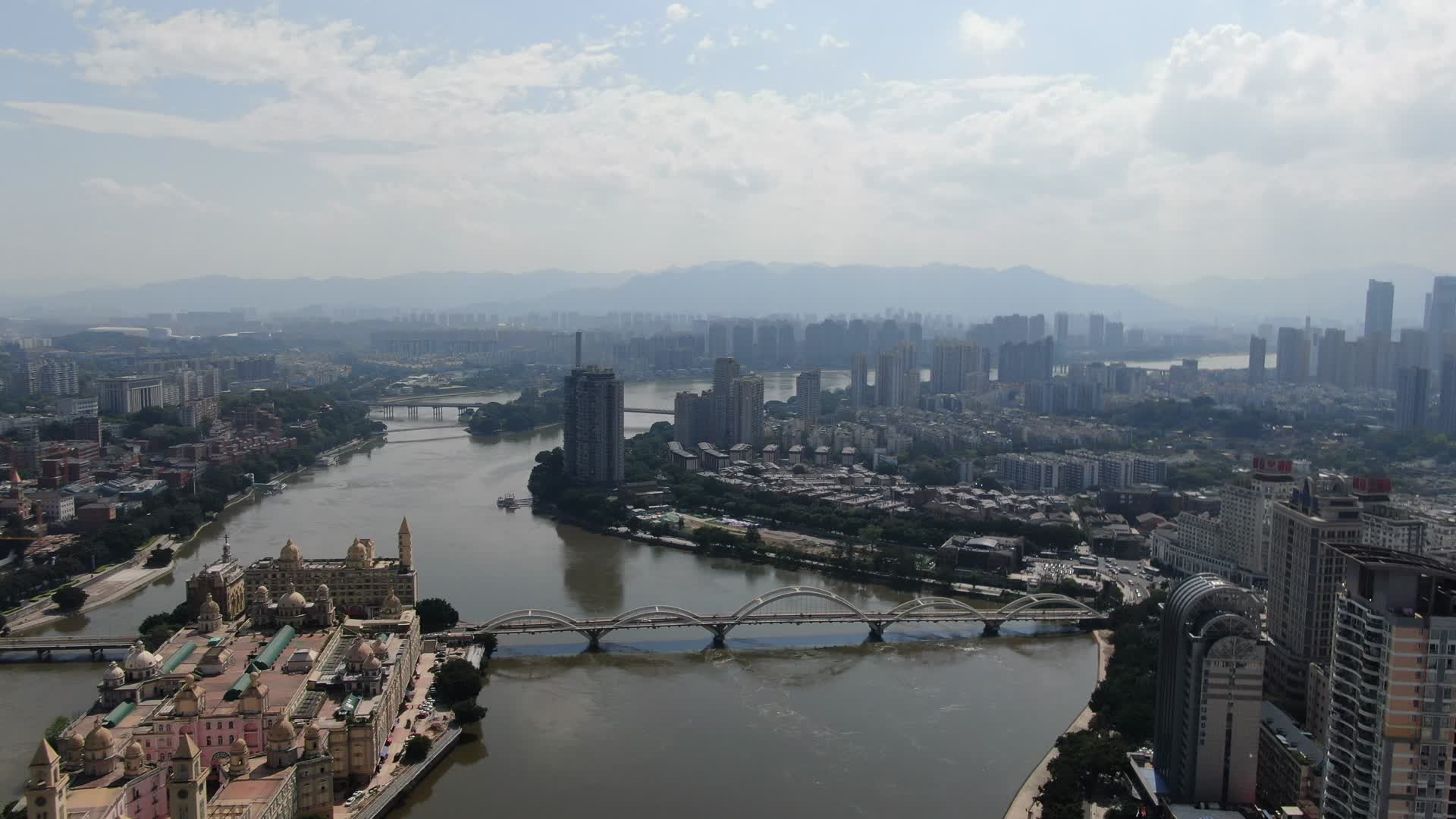 航拍福建福州闽江两岸城市风光视频的预览图